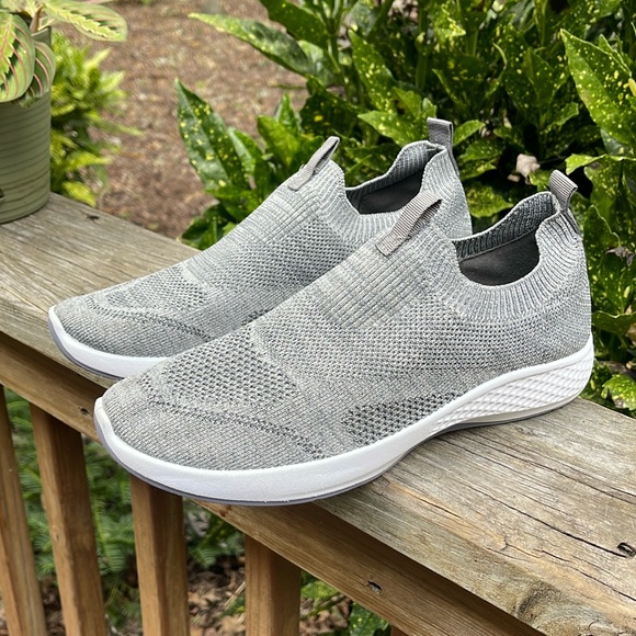 Tommy Bahama Shoes - Tommy Bahama Women’s Flint Knit Jogger Memory Foam Slip On Sneakers -Sz 10